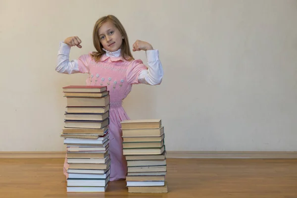 Koncepce Síla Vědění Dívka Hromadou Knih Ukazuje Její Sílu Vzdělávací — Stock fotografie