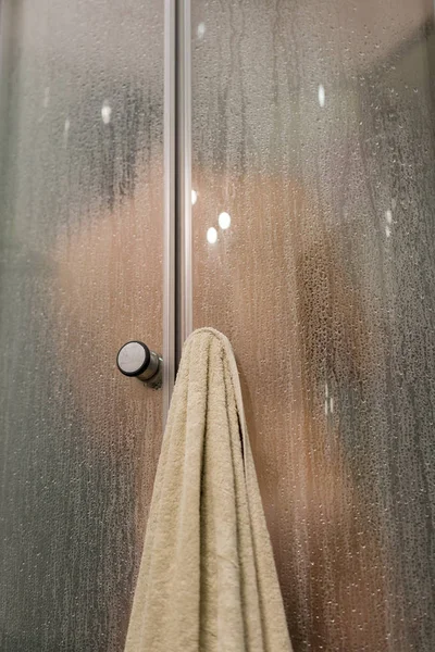 Beautiful Woman Shower Glass Drops Woman Shower Glass Drops Vertical — Stockfoto