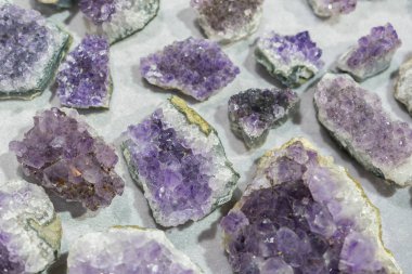 Akuamarin doğal kuvars mavi mücevher jeolojik kristalleri arka plan doku.