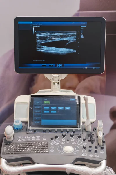 Interiér Nemocničního Pokoje Ultrazvukem Interiér Vyšetřovně Ultragrafickým Přístrojem Nemocnici Vertikální — Stock fotografie