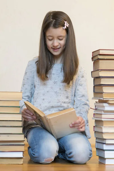 Κορίτσι Που Διαβάζει Ένα Βιβλίο Που Κάθεται Στο Πάτωμα Ένα — Φωτογραφία Αρχείου