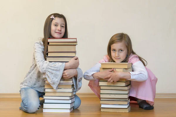 Две Сестры Кучей Книг Полу Комнате Концепция Воспитания Развития Детей — стоковое фото