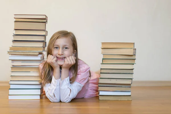 Feliz colegiala con libros en la habitación —  Fotos de Stock