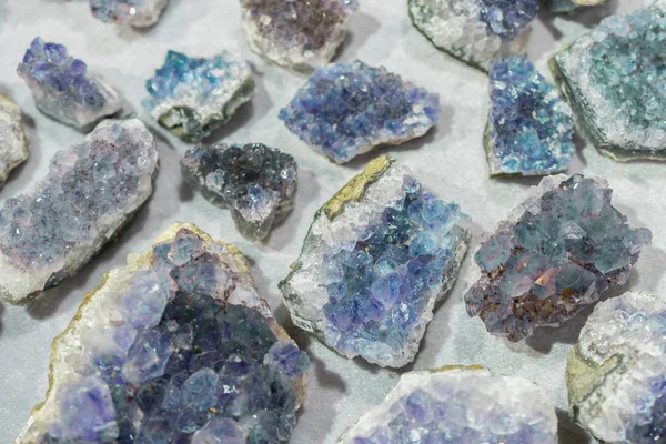 Akuamarin doğal kuvars mavi mücevher jeolojik kristalleri arka plan doku — Stok fotoğraf
