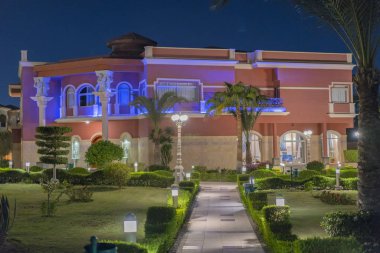 Hurghada, Mısır. 19 Kasım 2018 gece görünümü, havuzlu lüks resort. Otel açık peyzaj havuzlu. Gece havuz tarafı zengin hote