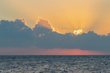 Denizin üzerinde renkli bir şafak, Sunset. Güzel sihirli gün batımı denizin üzerinde