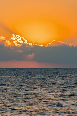 Renkli şafak denize, günbatımı. Denize güzel sihirli gün batımı. dikey fotoğraf. tonda