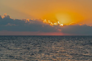 Denizin üzerinde renkli bir şafak, Sunset. Güzel sihirli gün batımı denizin üzerinde