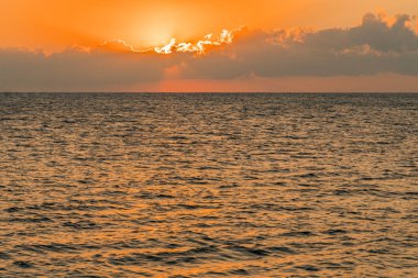 Denizin üzerinde renkli bir şafak, Sunset. Güzel sihirli gün batımı denizin üzerinde