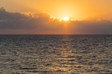 Denizin üzerinde renkli bir şafak, Sunset. Güzel sihirli gün batımı denizin üzerinde