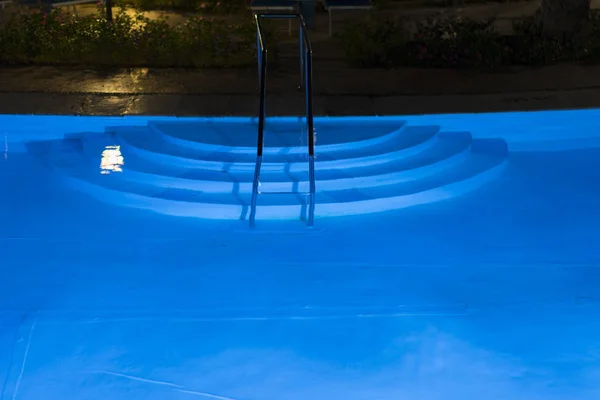 Oświetlenie basenu na podwórku w nocy dla rodzinnego stylu życia i części dziennej. Luksusowy design z dobrym światłem i czystym krajobrazowe. basen z oświetleniem nocnym. basen w nocy — Zdjęcie stockowe