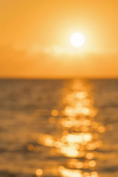 Színes Hajnal a tenger felett, Sunset. Gyönyörű varázslatos naplemente a tenger felett. Foltos. függőleges fénykép. Foltos — Stock Fotó