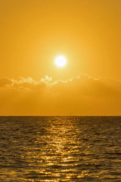 Színes Hajnal a tenger felett, Sunset. Gyönyörű varázslatos naplemente a tenger felett. Gyönyörű naplemente az óceánon. Napnyugta vízfelszín felett. vertikális fénykép — Stock Fotó