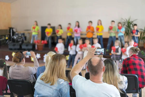 才能ある子供たちによるパフォーマンス。舞台上の子どもたちは親の前で演奏します。学校のステージ上のぼかし子供のショーの画像, 背景の使用のために.ぼやけて — ストック写真