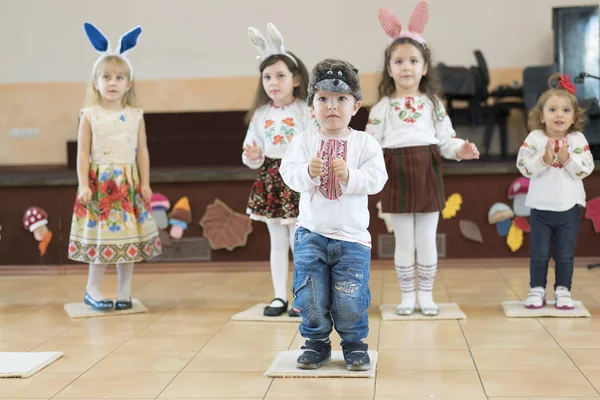 Киев, Украина. 10 октября 2017 года. Маленькие дети танцуют в детском саду — стоковое фото