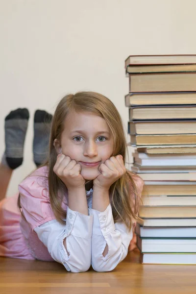 Feliz colegiala con libros en la habitación. foto vertical —  Fotos de Stock