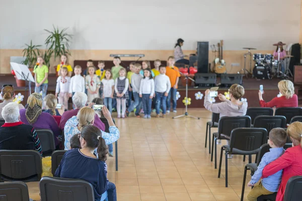 Představení talentovaných dětí. Děti na jevišti se provádějí před rodiči. Obrázek pořadu rozmazání na jevišti ve škole, pro použití na pozadí. Rozmazaný — Stock fotografie