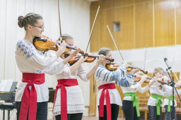 Kiev, Ucrânia. 21 de janeiro de 2019 Conjunto de violino infantil. Crianças com violinos no palco. Iniciativa infantil, pequenos talentos. Desenvolvimento infantil precoce — Fotografia de Stock