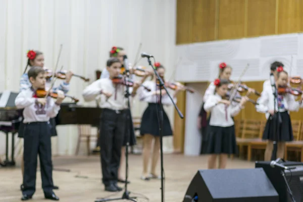 Kiev, Ucrania. 21 de enero de 2019 Conjunto de violín infantil. Niños con violines en el escenario. Iniciativa infantil, pequeños talentos. Desarrollo infantil temprano — Foto de Stock