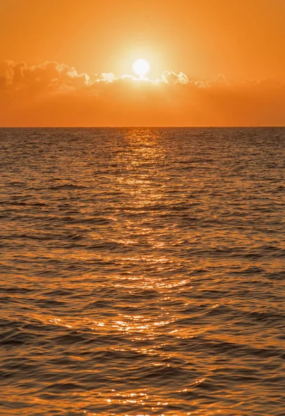 Amanhecer colorido sobre o mar, pôr-do-sol. Belo pôr do sol mágico sobre o mar. foto vertical — Fotografia de Stock