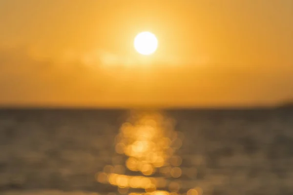 Amanhecer colorido sobre o mar, pôr-do-sol. Belo pôr do sol mágico sobre o mar. turva — Fotografia de Stock