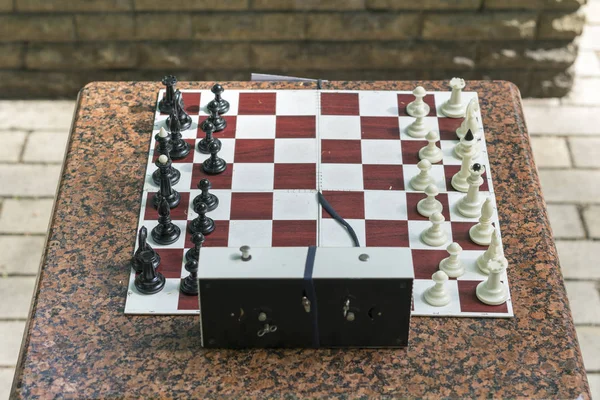 Schachbrett mit Figuren und Uhr auf Holztisch in Verbindung mit dem Schachturnier. Schachturnier mit Schachuhr auf Holztisch — Stockfoto