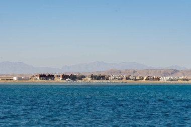 Denize sıfır bitmemiş evler. Yeni otel resort Mısır'daki yarım kalmış binaların. Yatay renkli fotoğraf