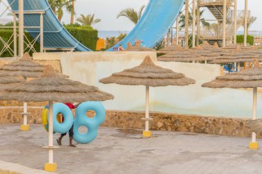 popüler tropikal cennet derin turkuaz Akdeniz kumlu plaj, şezlong. Güzel yaz günü içinde plaj o deniz şemsiye