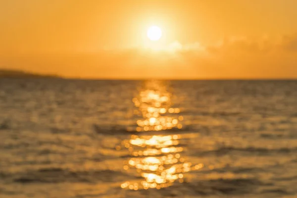 Színes Hajnal a tenger felett, Sunset. Gyönyörű varázslatos naplemente a tenger felett. Foltos — Stock Fotó