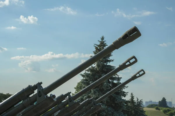 Бочки с артиллерией против голубого неба. Концепция войны и насилия — стоковое фото
