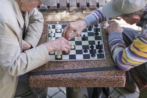Aktif emekli insanlar, eski arkadaşlar ve serbest zaman, iki yaşlılar eğlenmek ve parkta satranç oyunu oynuyor. Yaşlı adamlar bir parkta satranç oynuyor — Stok fotoğraf