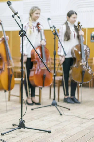 Gyermek hegedűre-ensemble. Gyermekek hegedűk a színpadon. Gyermek kezdeményezés, kis tehetség. Korai gyermek fejlődését. Homályos — Stock Fotó