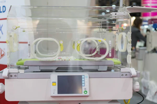 Prázdný kojenecký inkubátor v nemocničním pokoji. Speciálně vybavená místnost s novorozenými babymi spí v inkubátorech v porodnictví a gynekologické nemocnici — Stock fotografie