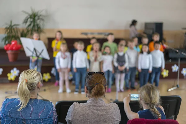 Prestationer av begåvade barn. Barn på scen uppträder framför föräldrarna. bild av Blur Kid ' s show på scenen i skolan, för bakgrunds användning. Suddiga — Stockfoto