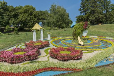 Taze mowed çim ve Flowerbeds Bloom ile güzel bir peyzaj bahçe peyzaj görünümü. Çiçekler büyük güzel çiçek yatağı. Çiçek bahçesi.
