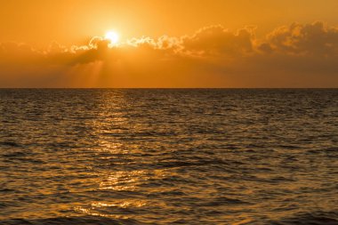 Denizde renkli şafak, Sunset. Deniz üzerinde güzel sihirli gün batımı. Okyanus üzerinde güzel gün batımı. Su yüzeyinde gün batımı