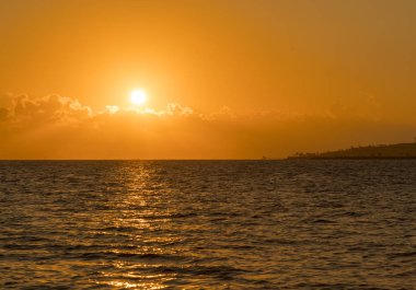 Denizin üzerinde renkli bir şafak, Sunset. Güzel sihirli gün batımı denizin üzerinde