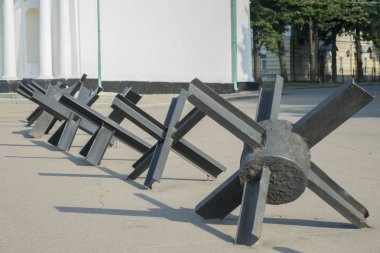 Cadde tanksavar çitleri ile kapatılmış. Savaş ve çatışma kavramı