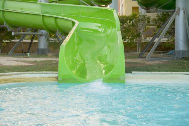 Aquapark günbatımında renkli plastik slaytlar. sürgü, su parkı