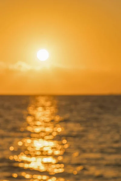 Színes Hajnal a tenger felett, Sunset. Gyönyörű varázslatos naplemente a tenger felett. Gyönyörű naplemente az óceánon. Napnyugta vízfelszín felett. függőleges fénykép. Foltos — Stock Fotó