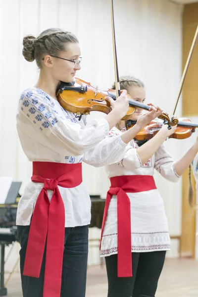 Киев, Украина. 21 января 2019 Детский скрипичный ансамбль. Дети со скрипками на сцене. Детская инициатива, маленькие таланты. Раннее развитие ребенка. вертикальное фото — стоковое фото