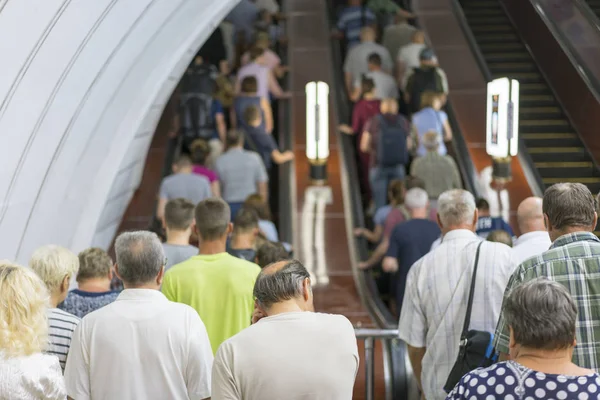 Ludzie w metrze na schodniku. Tłum ludzi na schodach w metrze — Zdjęcie stockowe