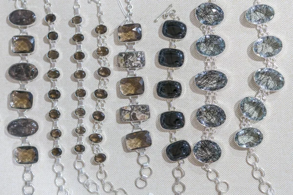 Conjunto de pulseras con piedras preciosas en el viento de una joyería —  Fotos de Stock