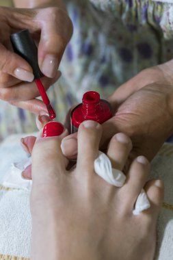 pedikür işlemi makro closeup. pedikür işlemi ve spa prosedürü makro closeup. Konsept vücut bakımı. tırnak güzellik süreci, parlatma ve boyama