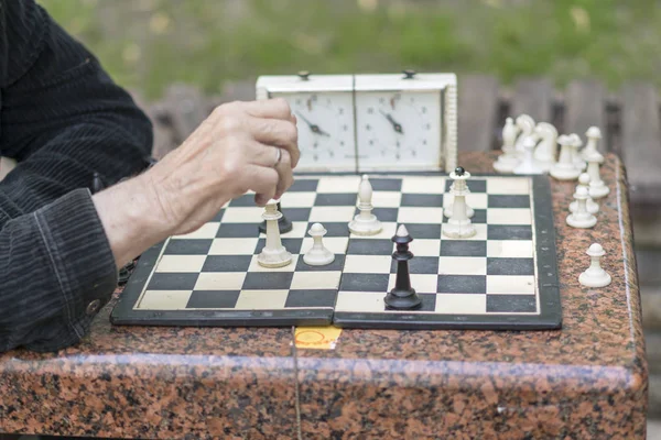 Chess player in the park. Old man plays chess in the park — Stock Photo, Image