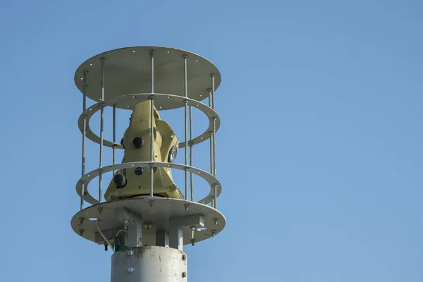 Protected outdoor security camera against a blue sky. opy space — Stock Photo, Image