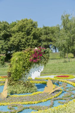 Taze mowed çim ve Flowerbeds Bloom ile güzel bir peyzaj bahçe peyzaj görünümü. Çiçekler büyük güzel çiçek yatağı. Çiçek bahçesi