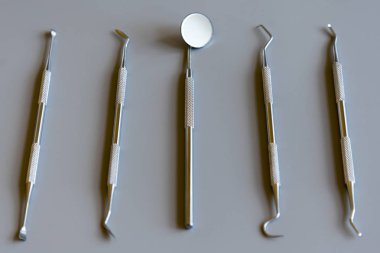 Gri arka plan üzerinde diş hekimi araçları. kopyalama alanı