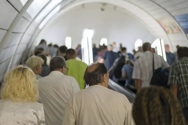 Emberek a metró a mozgólépcső. A tömeg az emberek a lépcsőn a metró — Stock Fotó