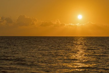 Denizde renkli şafak, Sunset. Deniz üzerinde güzel sihirli gün batımı. Okyanus üzerinde güzel gün batımı. Su yüzeyinde gün batımı